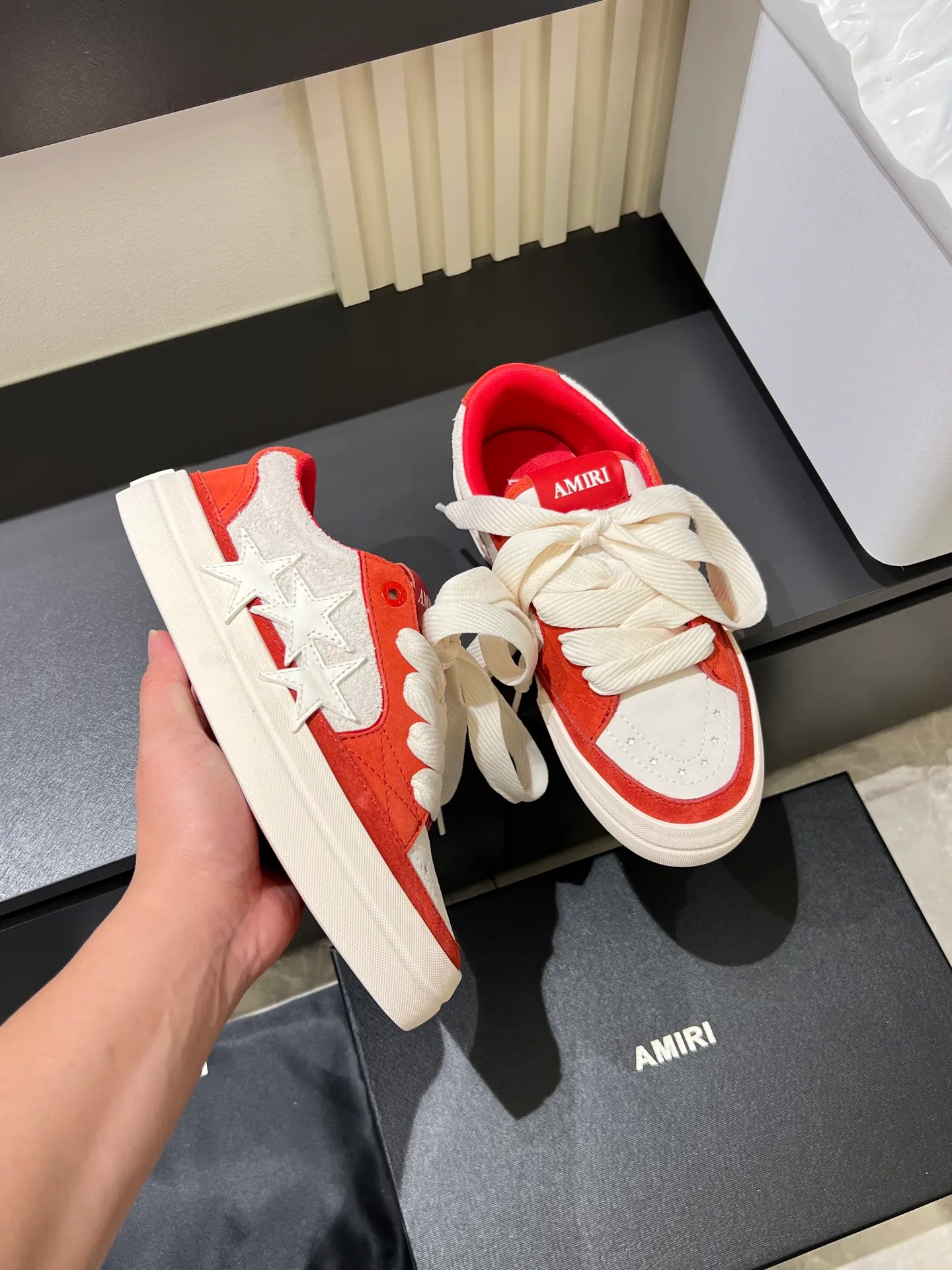 Men's shoes 💰p560 "AMIR*" new men's low-top casual sports sneakers bone shoes, another pair of irresistible bone shoes. Bone shoes are one of AMIRI's most popular items. Made of first-layer cowhide upper. The side bones are made of two cowhide laminations. It has a three-dimensional effect. The leather incisions are all oil-edged. Contrast color design. Simple style. Fashionable sports. Customized metal LOGO nameplate embellished with laces. Exclusive top-quality version. Supports contrast. Breathable mesh lining. The original rubber outsole is a must-have item for daily leisure. It is suitable for various occasions. If you pursue high quality, check it out. It is super cool on the feet and comes with a full set of original packaging! Size: 39-45!